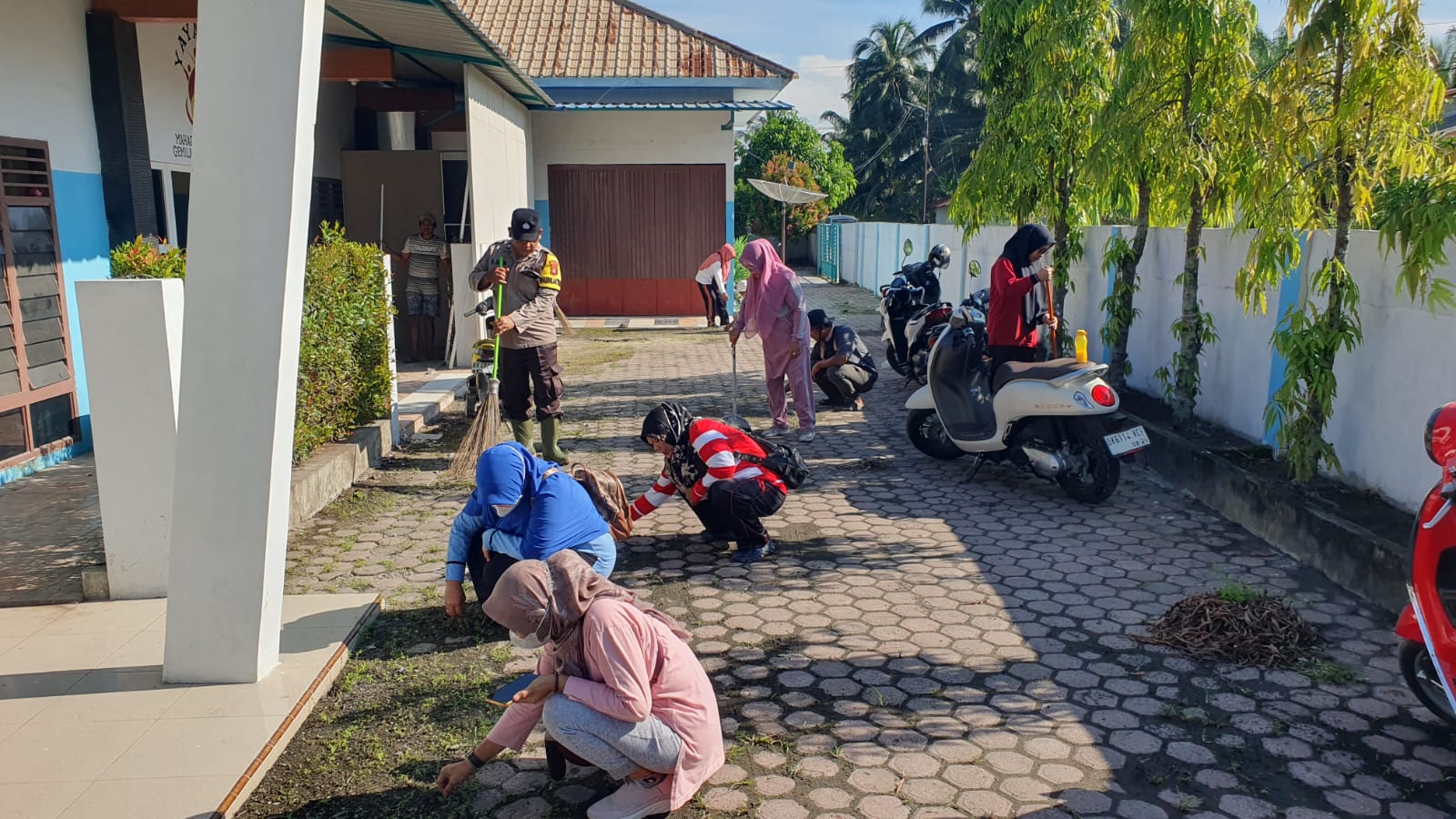 Bhabinkamtibmas Polsek Simpang Empat Ikuti Gotong Royong Massal
