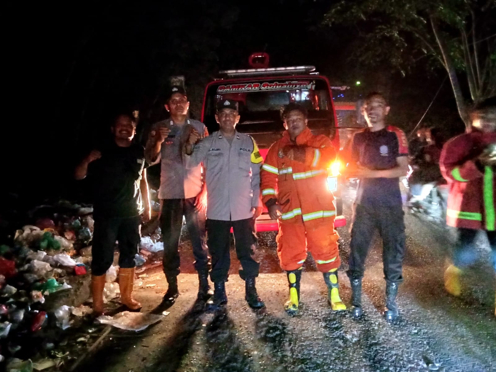 Tanggapi Laporan Masyarakat Dari Media sosial, Polsek Kota Kisaran dan Damkar Berhasil Padamkan Api di Tempat Pembuangan Sampah