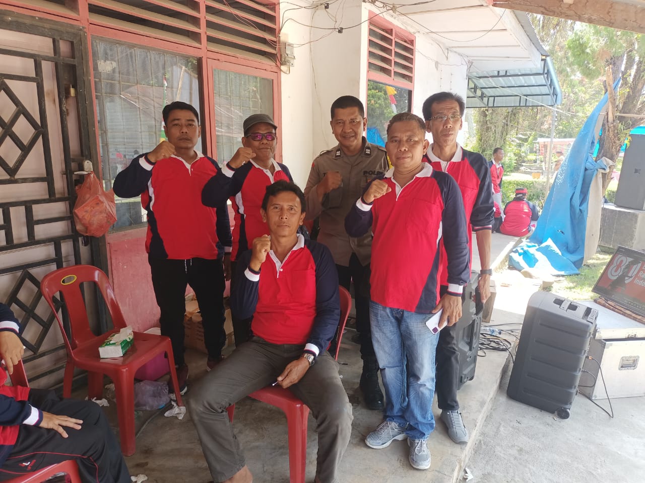 Bhabinkamtibmas Polsek Air Batu Menghadiri Perayaan 17 Agustus bersama masyarakat dan berikan Edukasi Berita Hoax