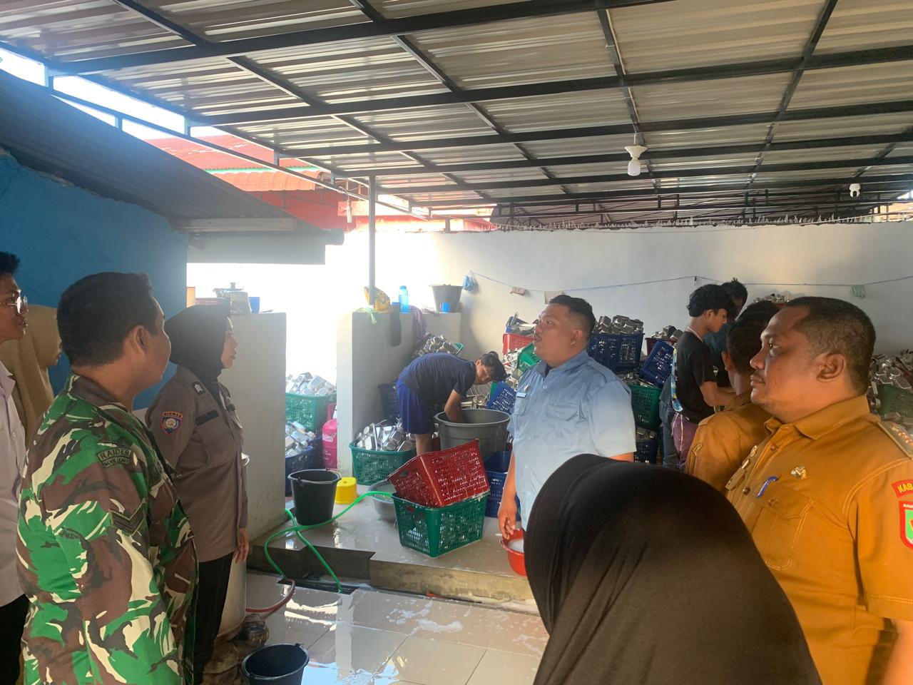 Bhabinkamtibmas Polsek Kota Kisaran Dampingi Camat Tinjau Program Makanan Bergizi Gratis