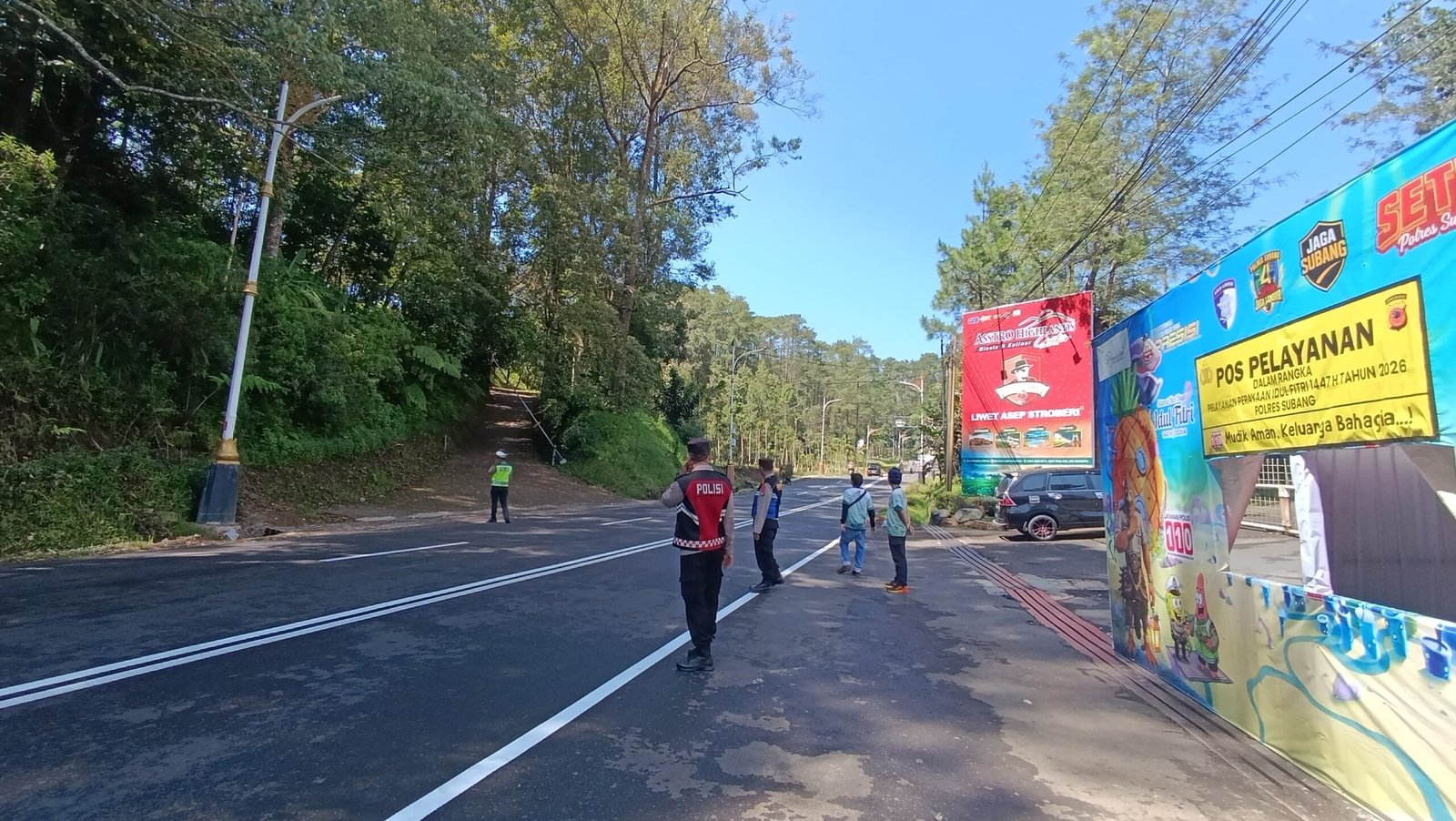 Personel Pos Yan Asstro Pantau Arus Lalu Lintas Jalur Selatan Wisata dalam Operasi Ketupat Lodaya 2026