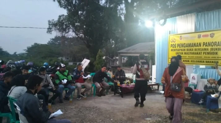 Pos PaM Panorama Pamanukan Sediakan Menu Buka Puasa Gratis, Puluhan Pemudik Antuasias Ikut Bukber Nikmati Aneka Takjil