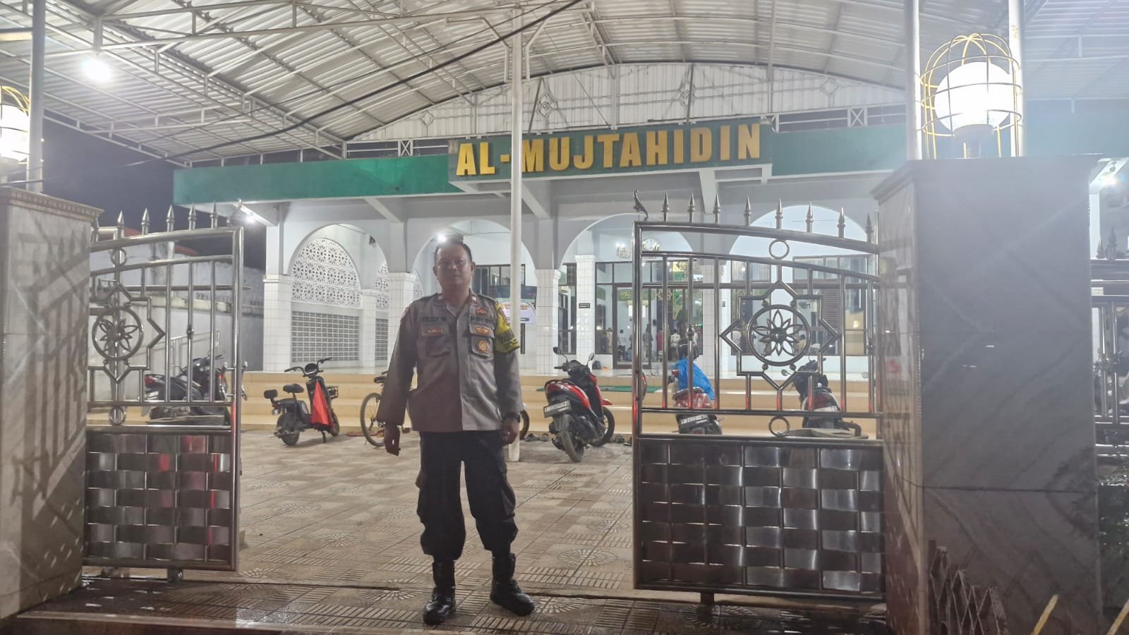 Polsek Pagaden Laksanakan Program RAWATIB, Amankan Ibadah Tarawih di Masjid Al Mujtahidin Alun-Alun Pagaden